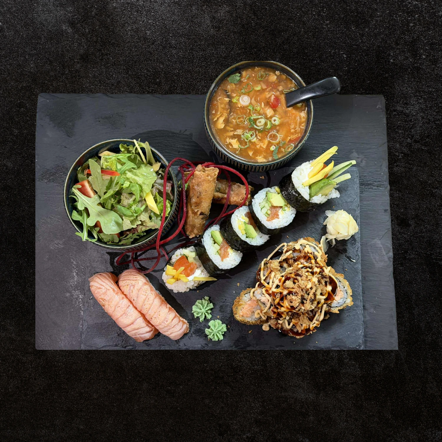 Mittagsmenü – Auswahl an warmen asiatischen Gerichten